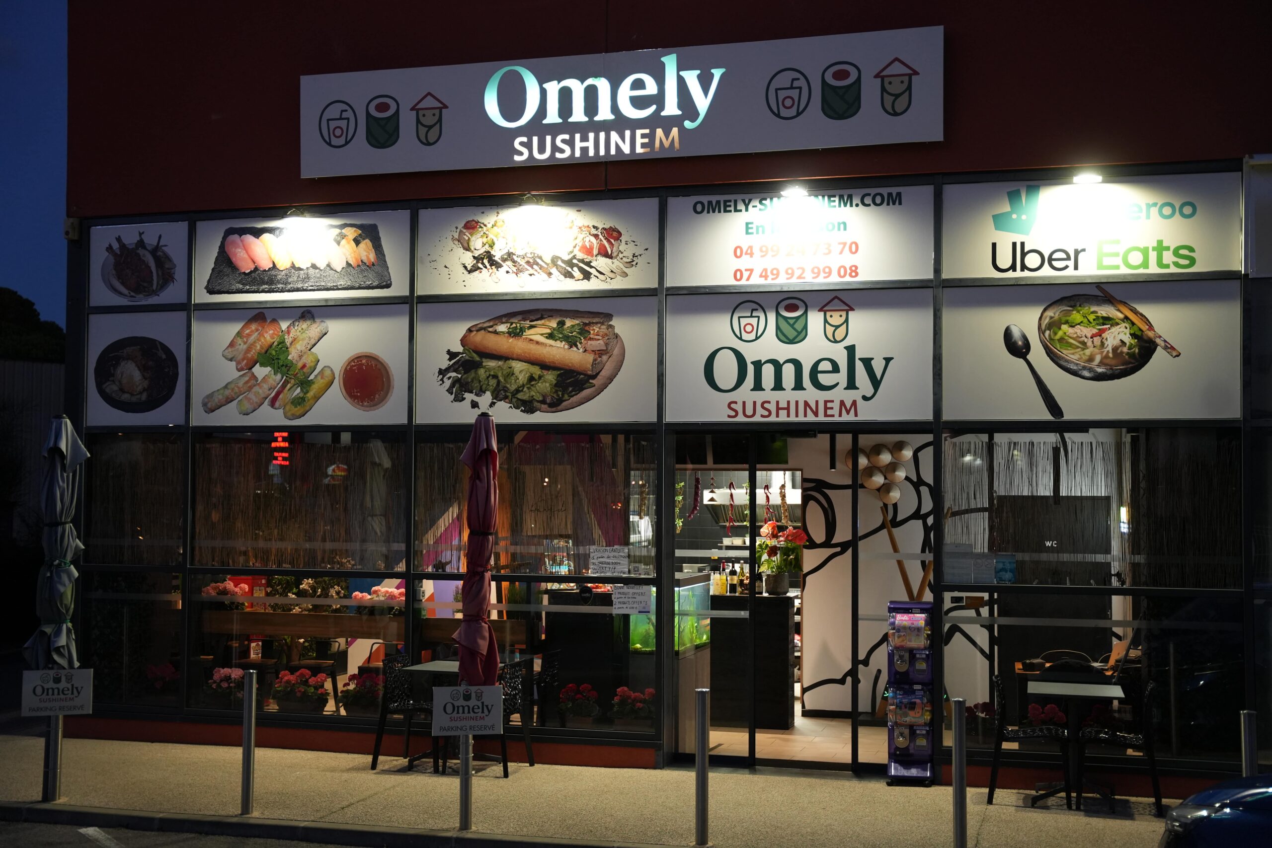 Façade nocturne d’Omley Sushinem à Castelnau-le-Lez, restaurant japonais moderne avec vitrine éclairée,