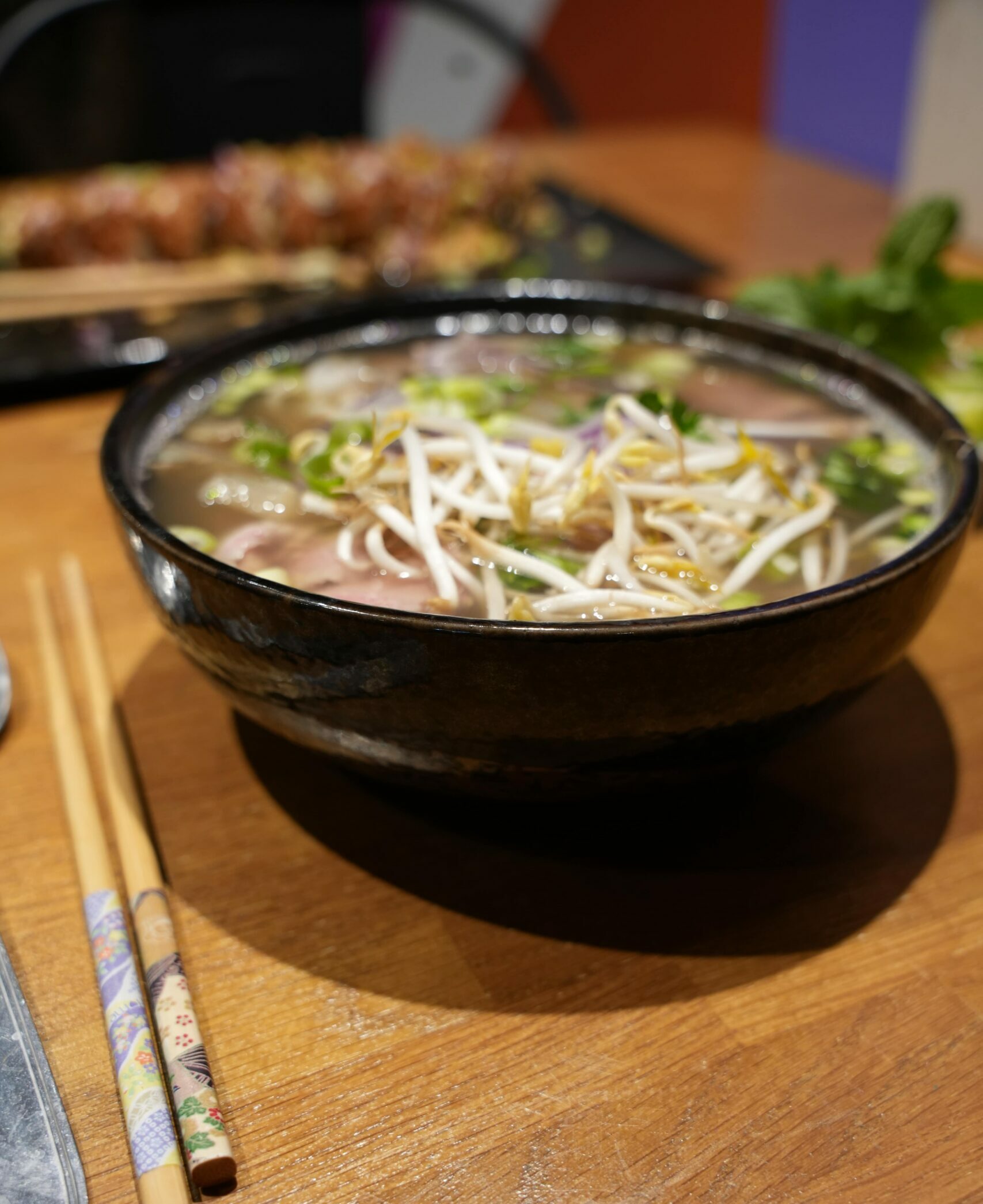 Bol de pho vietnamien chez Omley Sushinem à Castelnau-le-Lez avec germes de soja, viande et herbes fraîches,