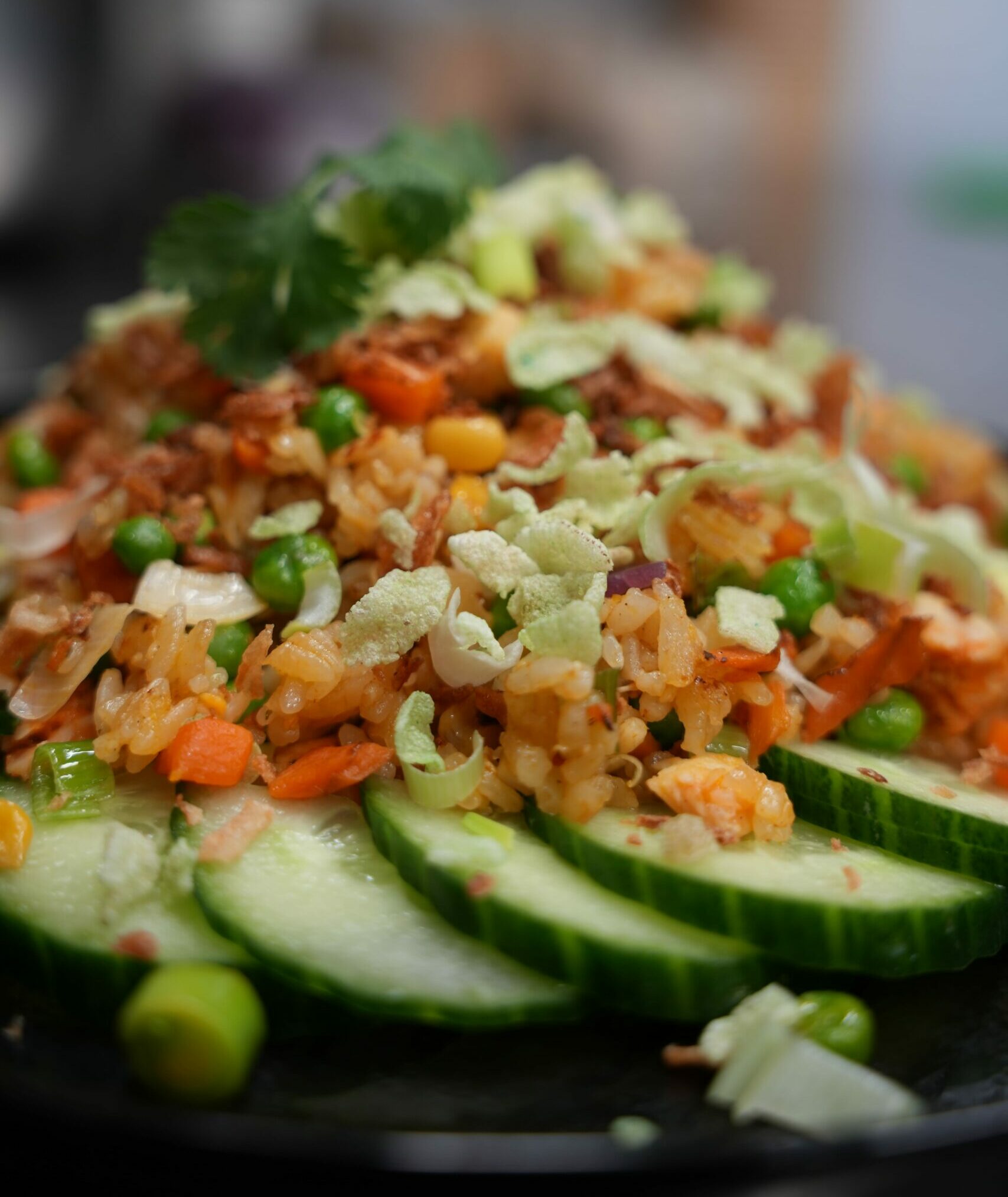 Riz sauté aux légumes frais chez Omley Sushinem à Castelnau-le-Lez, dressé en dôme avec concombres croquants,