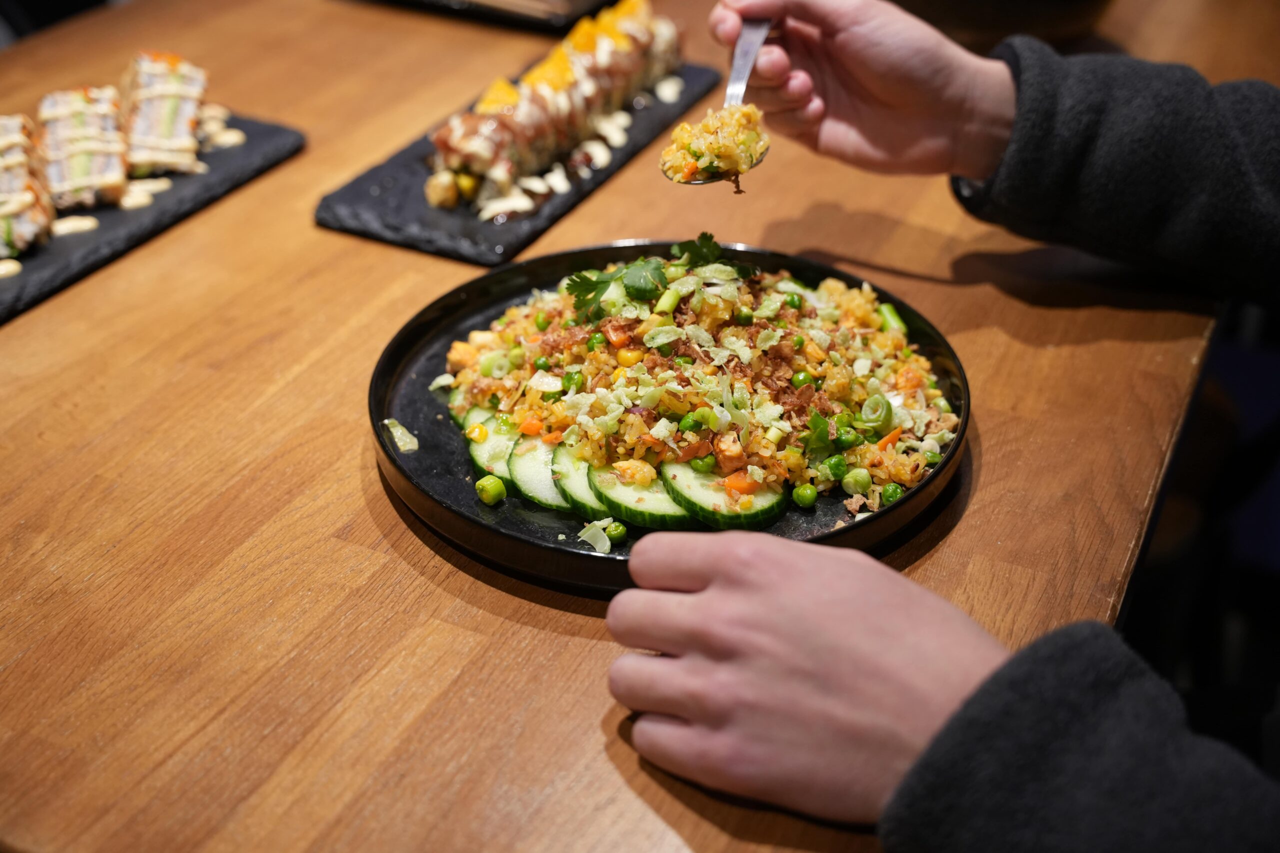 Riz sauté et sushis colorés chez Omley Sushinem à Castelnau-le-Lez sur table en bois conviviale,