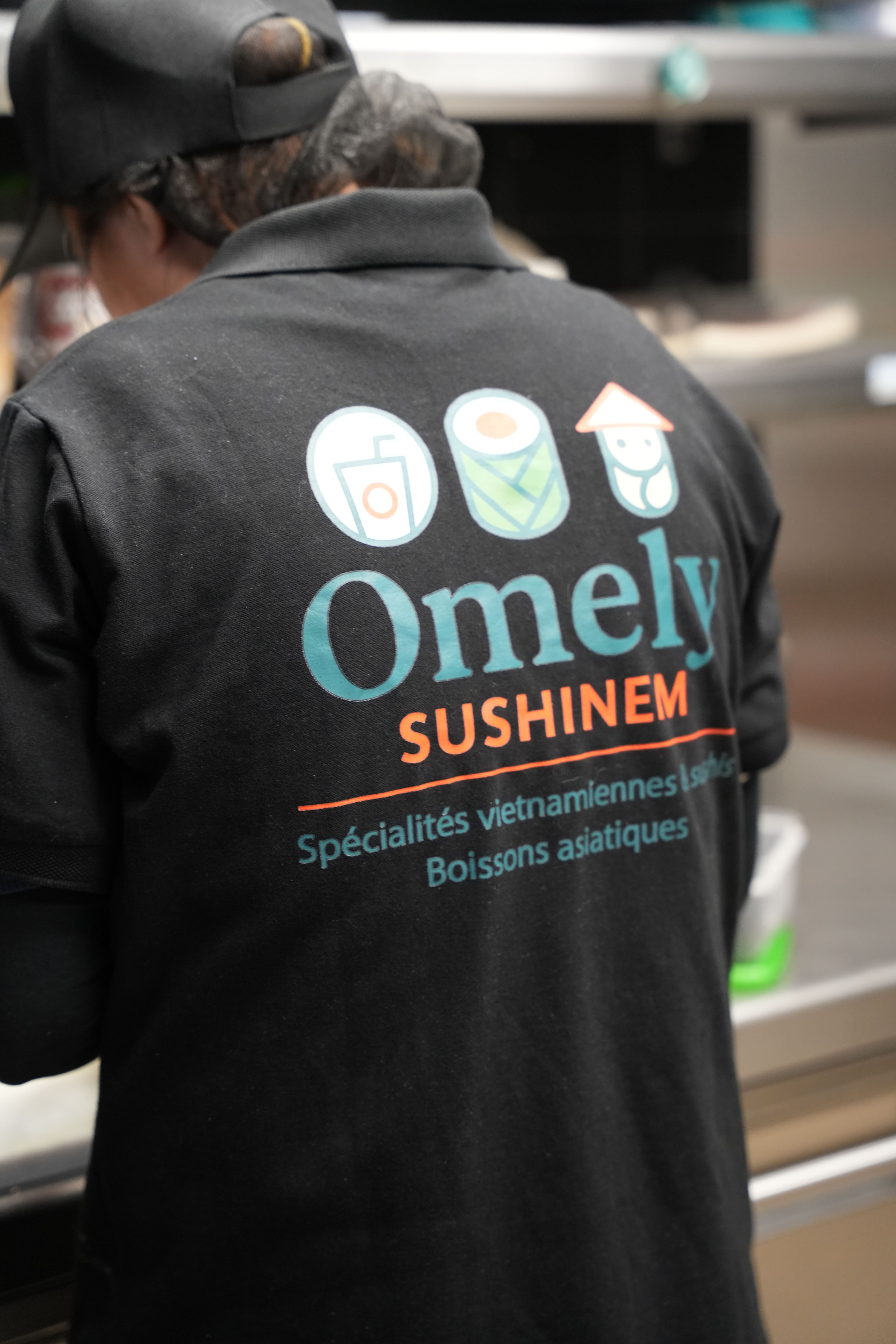 Serveur Omley Sushinem en cuisine professionnelle à Castelnau-le-Lez, spécialités vietnamiennes, sushis et boissons asiatiques,