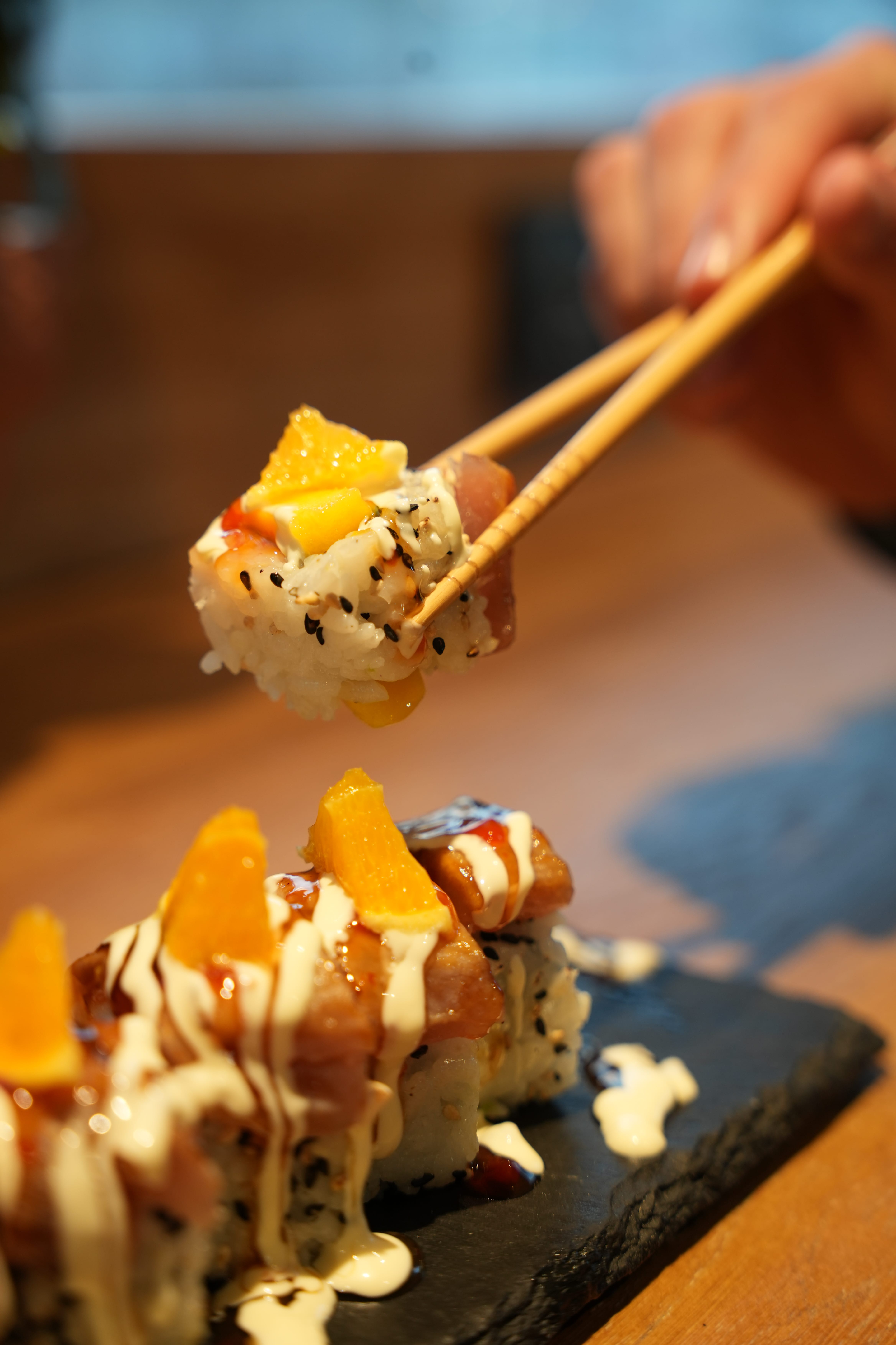 Sushis raffinés chez Omley Sushinem à Castelnau-le-Lez, servis sur ardoise avec orange et sauce, ambiance chaleureuse,