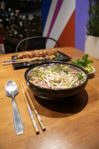Bol de pho vietnamien avec accompagnements chez Omley Sushinem à Castelnau-le-Lez,