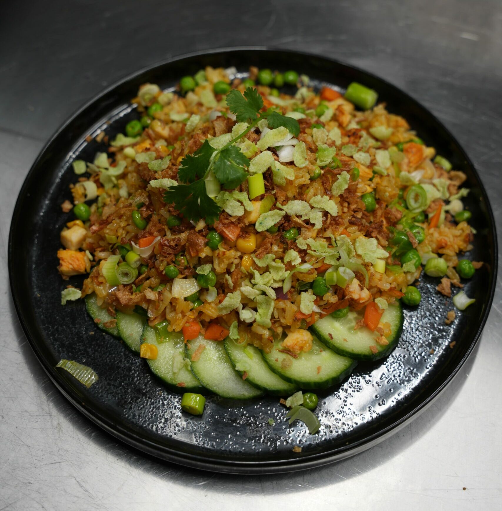 Riz sauté coloré au poulet et légumes chez Omley Sushinem à Castelnau-le-Lez, servi avec concombre frais,