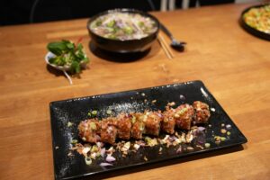 Sushi frit croustillant et bol de phở chez Omley Sushinem à Castelnau-le-Lez,