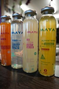 Boissons artisanales MAYA saveurs exotiques chez Omley Sushinem à Castelnau-le-Lez sur table en bois sombre,