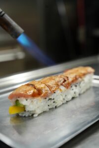 Sushi flambé au saumon et légumes chez Omley Sushinem à Castelnau-le-Lez, préparation professionnelle au chalumeau,