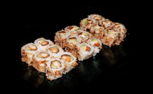 Plateau de sushis makis frais chez Omley Sushinem à Castelnau-le-Lez, garnis de saumon, avocat et oignons frits,