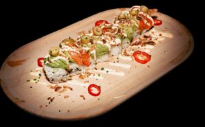 Sushi rolls saumon avocat sauce crémeuse chez Omley Sushinem à Castelnau-le-Lez, présentation gourmande et colorée,