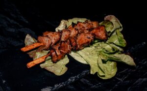 Brochettes de viande grillée sur lit de salade chez Omley Sushinem à Castelnau-le-Lez,