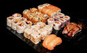 Assortiment raffiné de sushis chez Omley Sushinem à Castelnau-le-Lez, fraîcheur et couleurs variées,