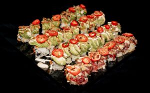 Plateau raffiné de makis avocat, thon et piment chez Omley Sushinem à Castelnau-le-Lez,